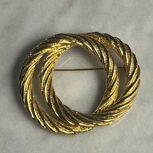 Vintage Gold Twisted Rope Circle Brooch